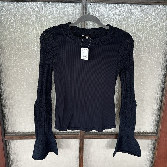 Free People (Revolve) Cuffing Season Top in Black size Medium. NWT sold out size - Picture 4 of 8